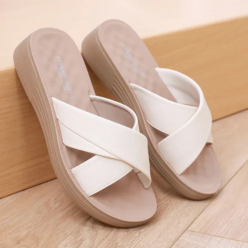 Női bőrhatású wedge papucs nyitott lábujjrészsel – Cassy
