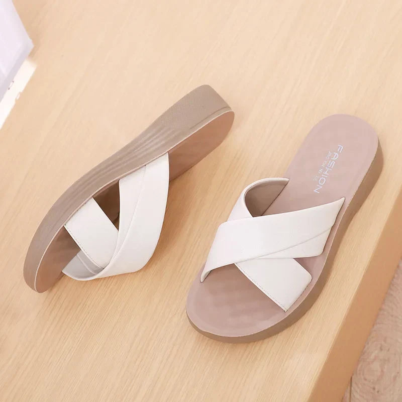 Női bőrhatású wedge papucs nyitott lábujjrészsel – Cassy