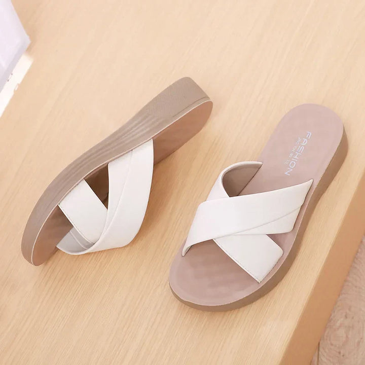 Női bőrhatású wedge papucs nyitott lábujjrészsel – Cassy