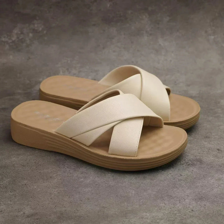 Női bőrhatású wedge papucs nyitott lábujjrészsel – Cassy