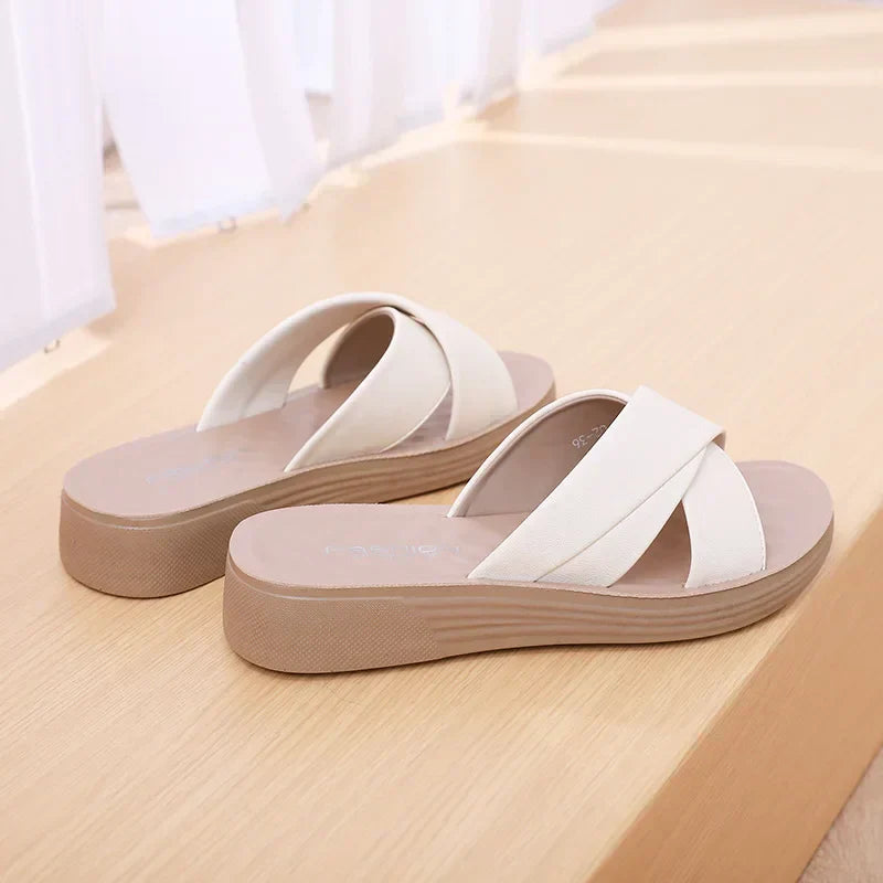 Női bőrhatású wedge papucs nyitott lábujjrészsel – Cassy