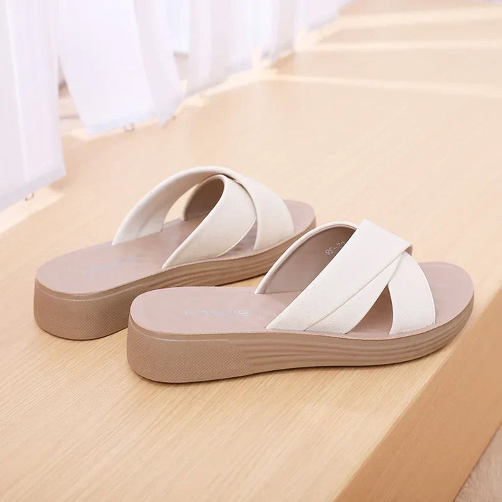 Női bőrhatású wedge papucs nyitott lábujjrészsel – Cassy