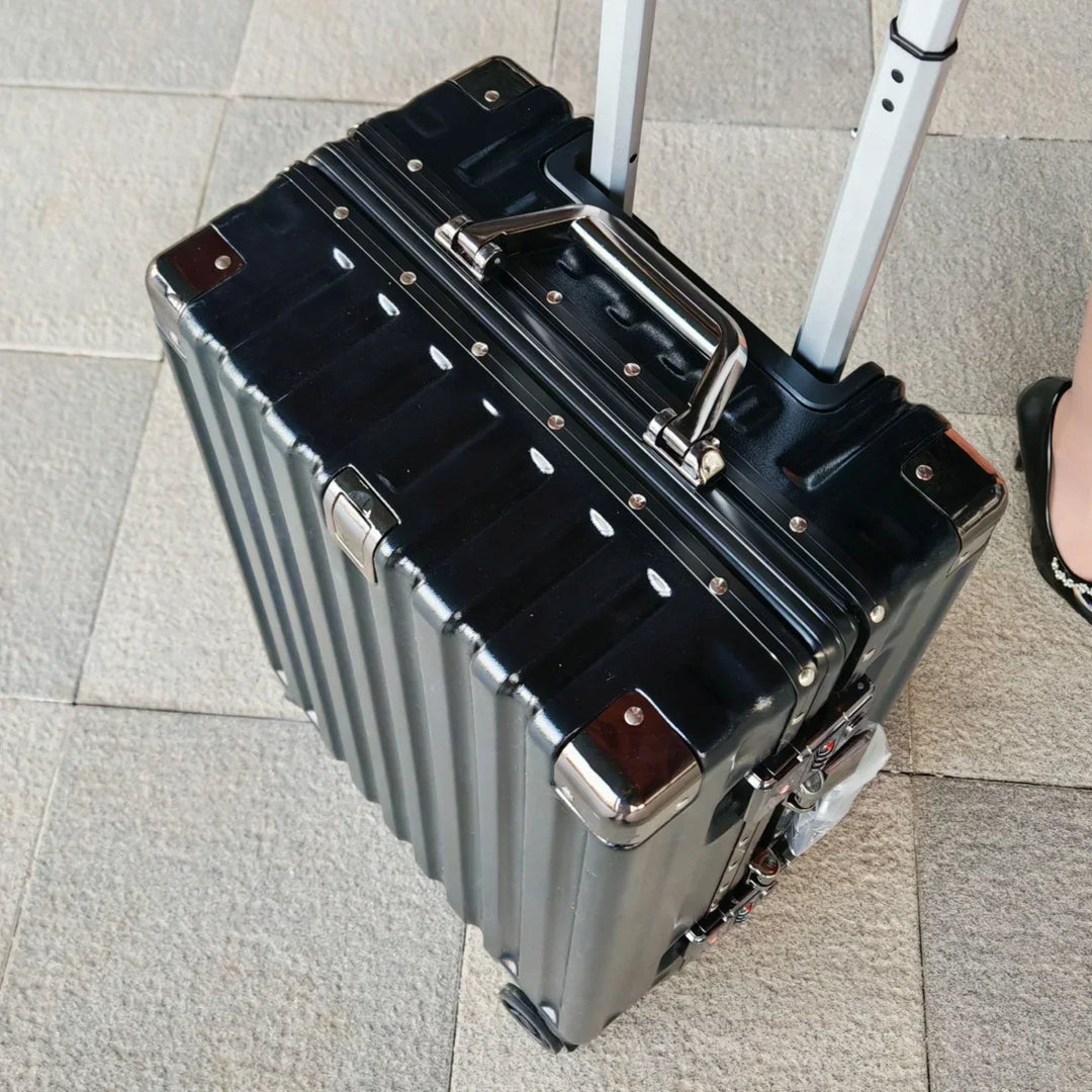 Keményfedeles bőrönd alumínium vázzal – Vilnius