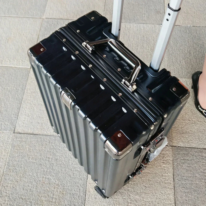 Keményfedeles bőrönd alumínium vázzal – Vilnius