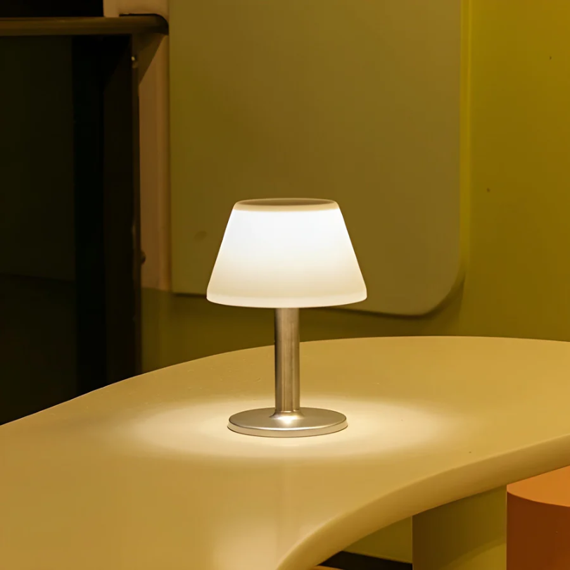 Stílusos Napelemes Asztali Lámpa - SolarLuxe