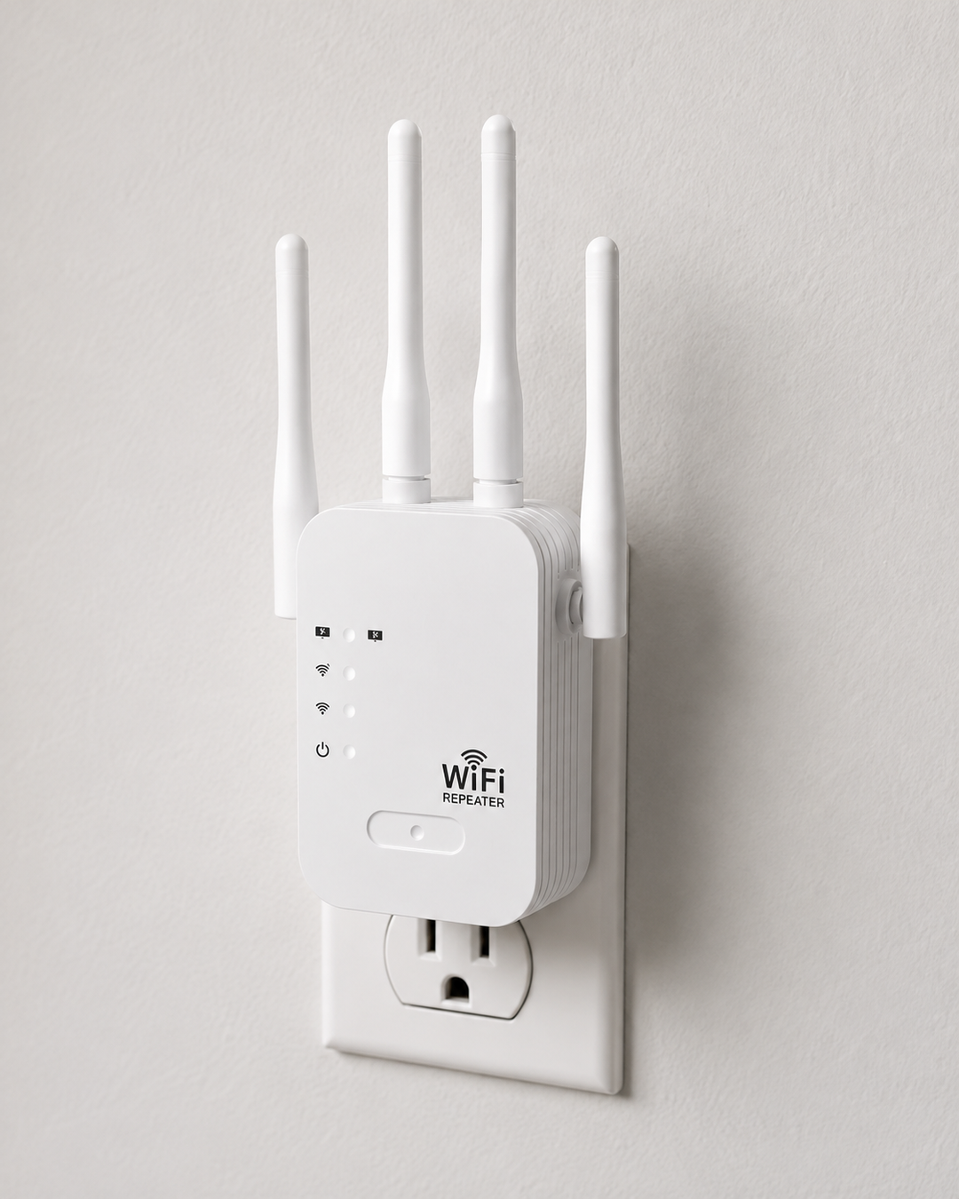 A négy antennás fehér WiFi-erősítő fali konnektorba dugva, az elülső oldala a jelzőfényekkel és a gombbal látható.