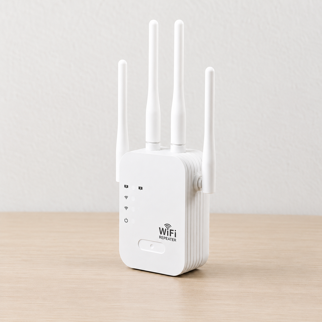 Fehér, négy antennás WiFi-erősítő asztalon, elölnézetből, látszanak az állapotjelző LED-ek és a gomb a világos fal előtt.