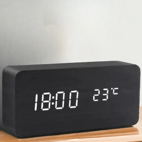 Fekete téglalap alakú LED faóra fehér LED-számokkal közelről.
