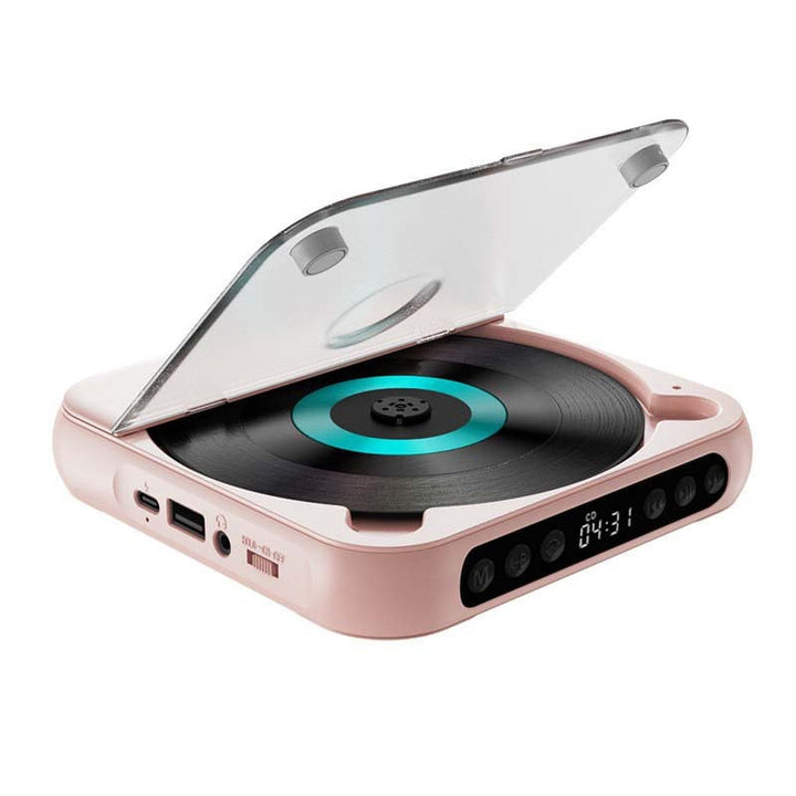Rózsaszín CD-lejátszó nyitott fedéllel fehér háttéren, türkiz gyűrűs lemezzel, töltőporttal, USB-vel és fejhallgató-csatlakozóval. 14