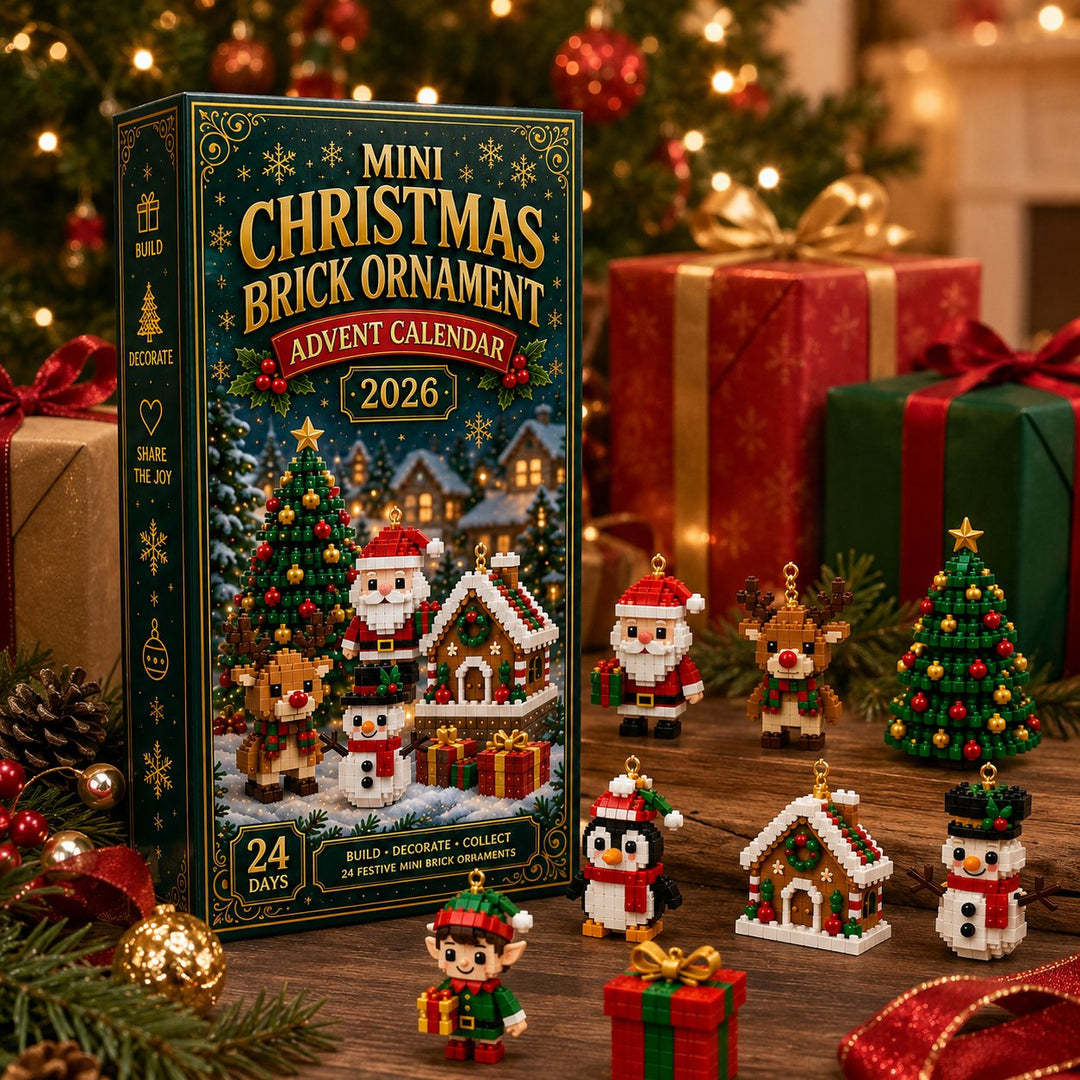 Az adventi doboz közelről, ajándékdobozok között, előtte néhány kész kockadísz: Mikulás, rénszarvas, fenyőfa, pingvin, házikó, hóember, manó és ajándék. 8