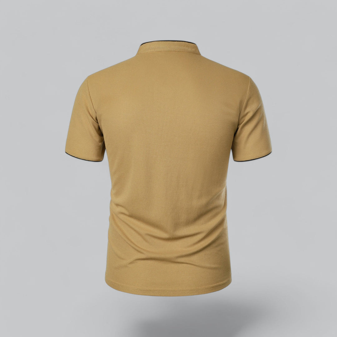 Mustársárga póló hátulról, egyszínű hátrésszel, állógallérral és fekete ujjszegéllyel 10