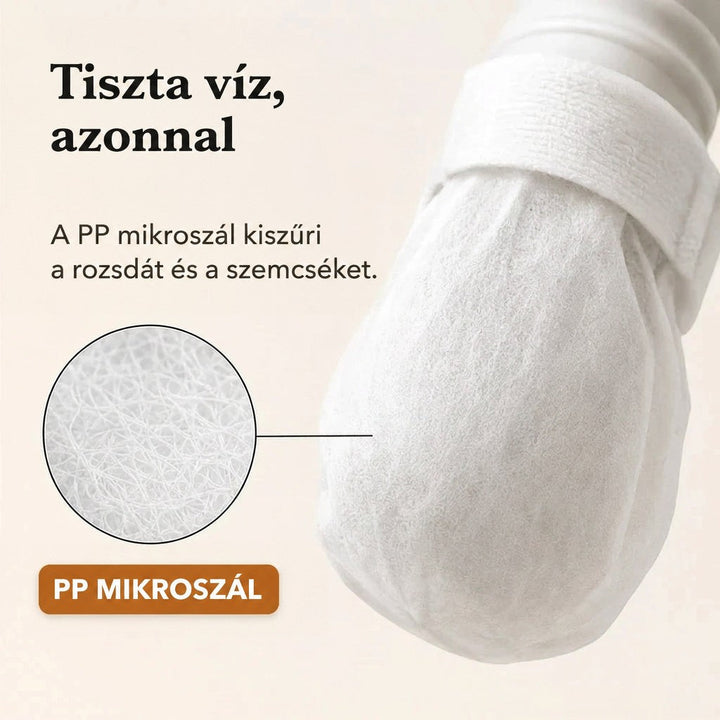 Közeli kép egy csaptelep végére felhelyezett fehér szűrőzsákról, tépőzáras pánttal rögzítve; a körben nagyított szálas mikroszálas anyag látszik. 3
