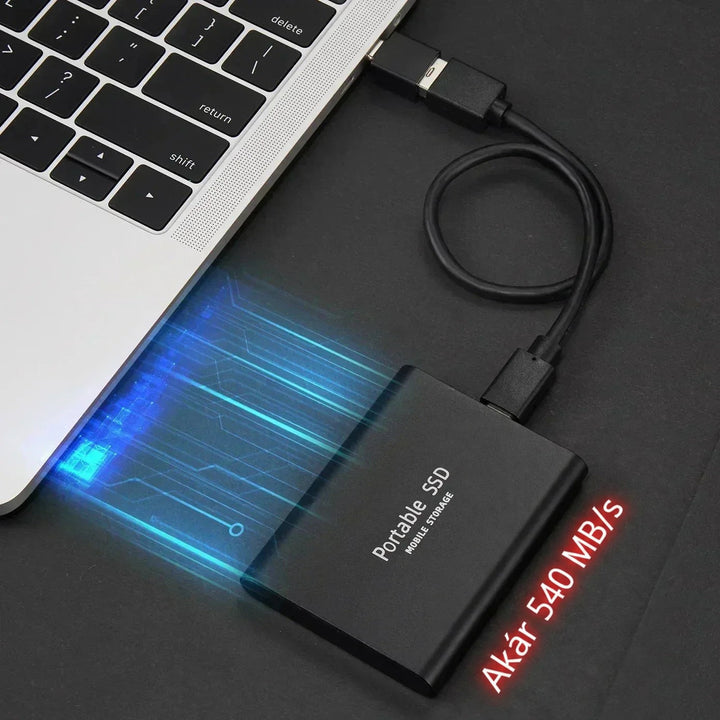 Fekete külső SSD kábellel egy laptop USB-portjához csatlakoztatva, kék fénycsíkokkal szemléltetve az adatátviteli sebességet sötét asztalon. 1