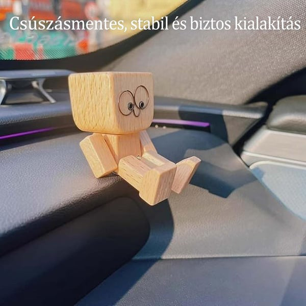 Nagy szemüveges arcú fa figura ül az autó műszerfalán, a felirat a csúszásmentes, stabil kialakításra utal. 12
