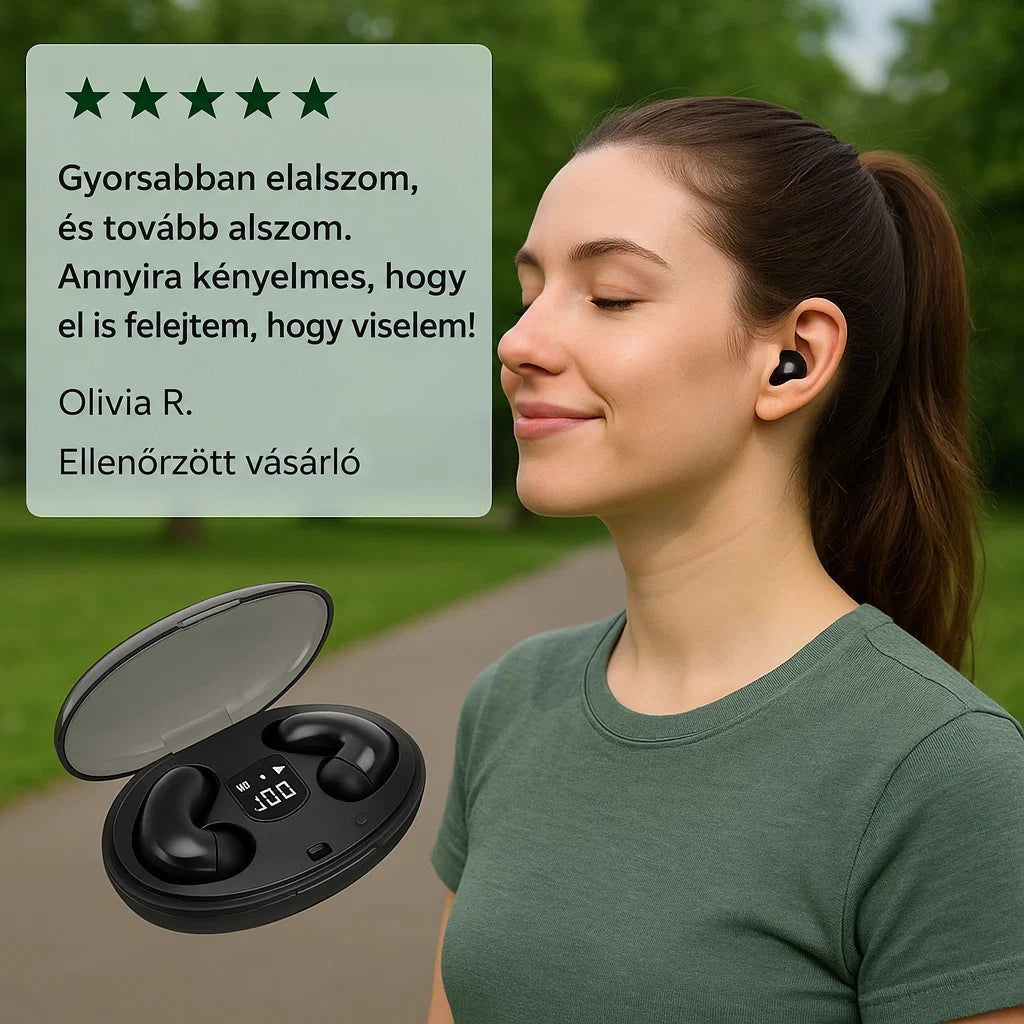 Szabadban álló mosolygó nő fülében fekete fülhallgatóval, előtérben a nyitott töltőtok és egy értékelés 7