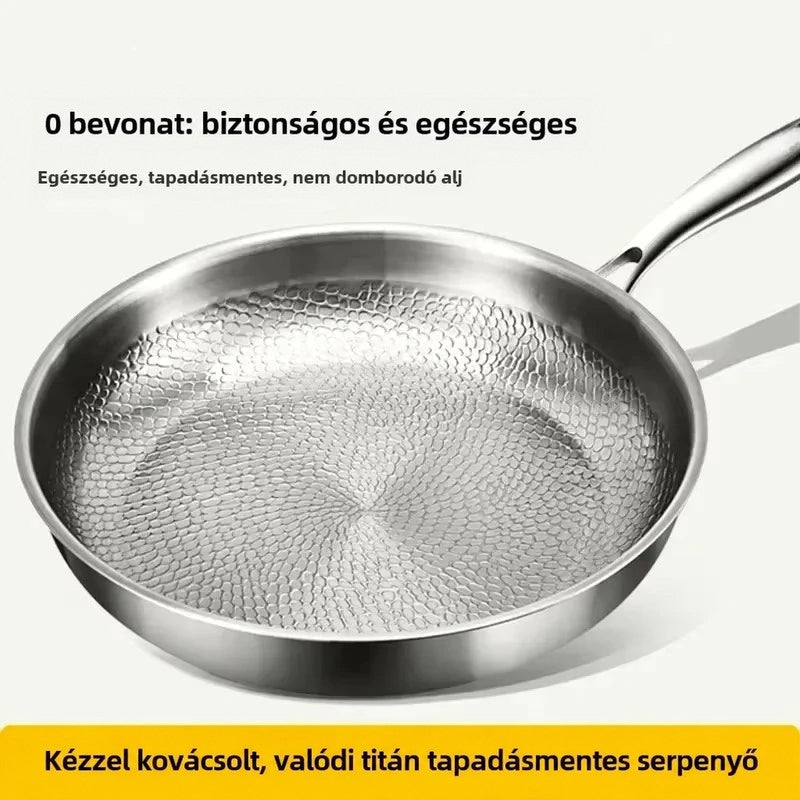 Közeli kép a serpenyő kovácsolt hatású, csempézett mintázatú belső felületéről, kiegészítő feliratokkal a tapadásmentességről. 5