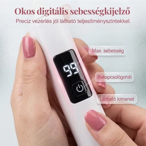 Közeli kép a készülék digitális kijelzőjéről és bekapcsoló gombjáról, rózsaszín körmű kézben tartva 5
