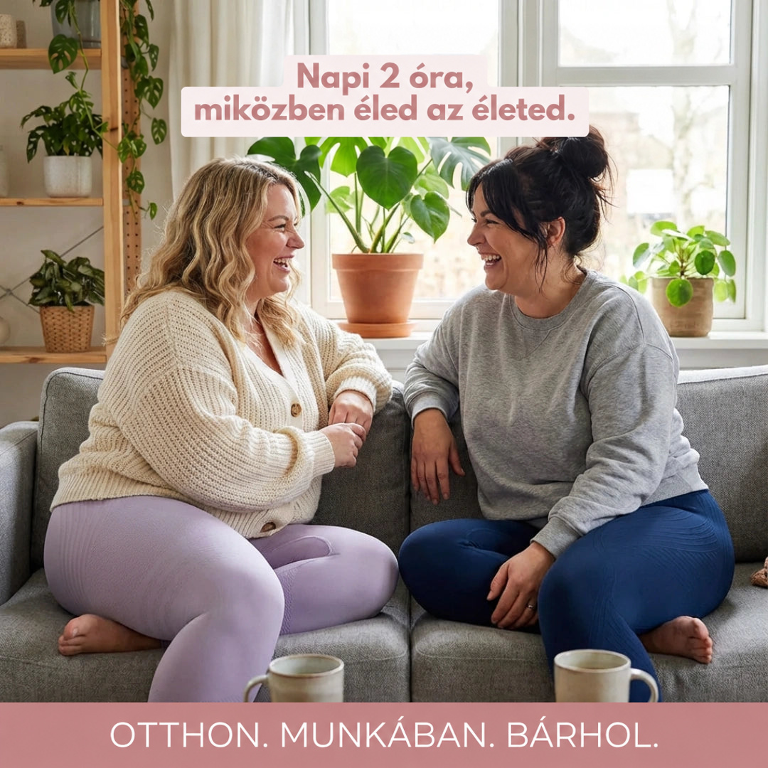 Két mosolygó nő ül egymással szemben a kanapén, az egyik lila, a másik sötétkék leggingsben, kávéscsészék előtte. 16
