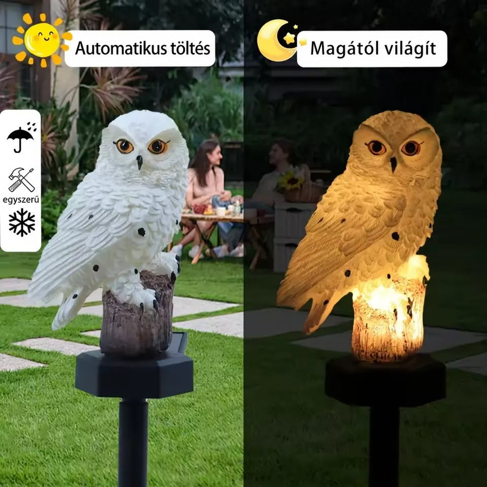 Két kép egymás mellett: nappal töltődő fehér bagoly lámpa a kertben, éjjel pedig a melegen világító változat. 2