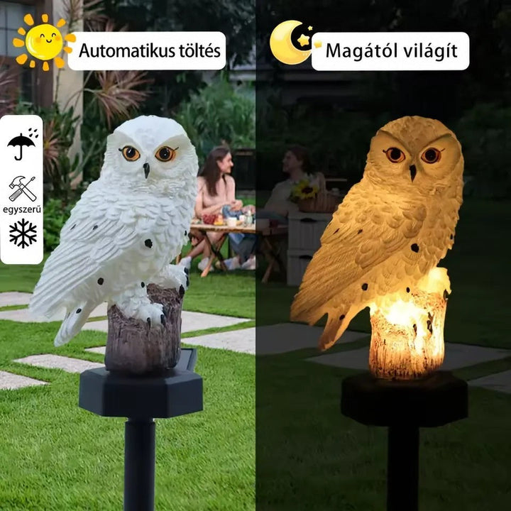 Két kép egymás mellett: nappal töltődő fehér bagoly lámpa a kertben, éjjel pedig a melegen világító változat. 2