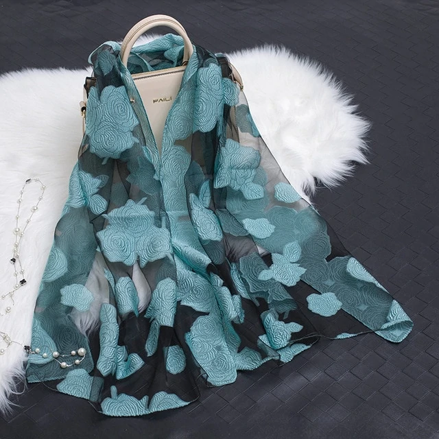 Trendi női selyemsál virágmintával és kivágott dizájnnal – Fiora (1+1 INGYEN)