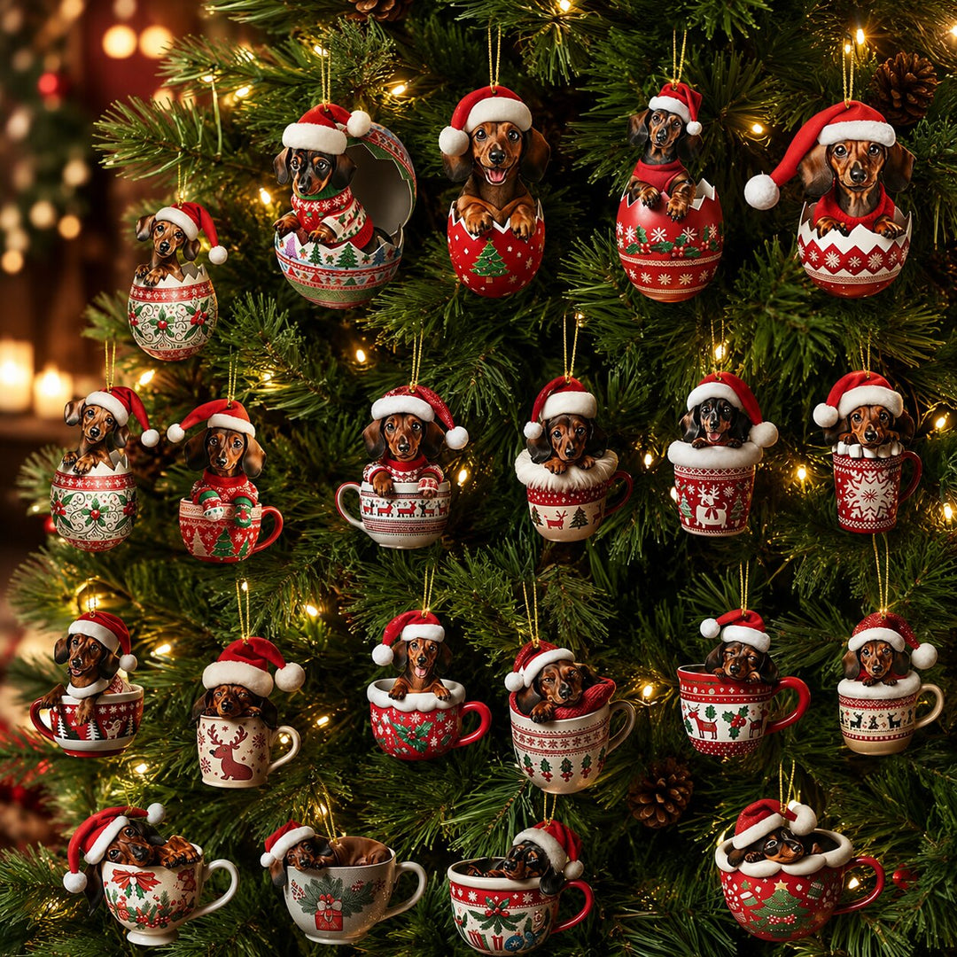 Karácsonyfára akasztott tacskódíszek sokasága, télapósapkás kutyák ünnepi mintás tojásokban és bögrékben. 6