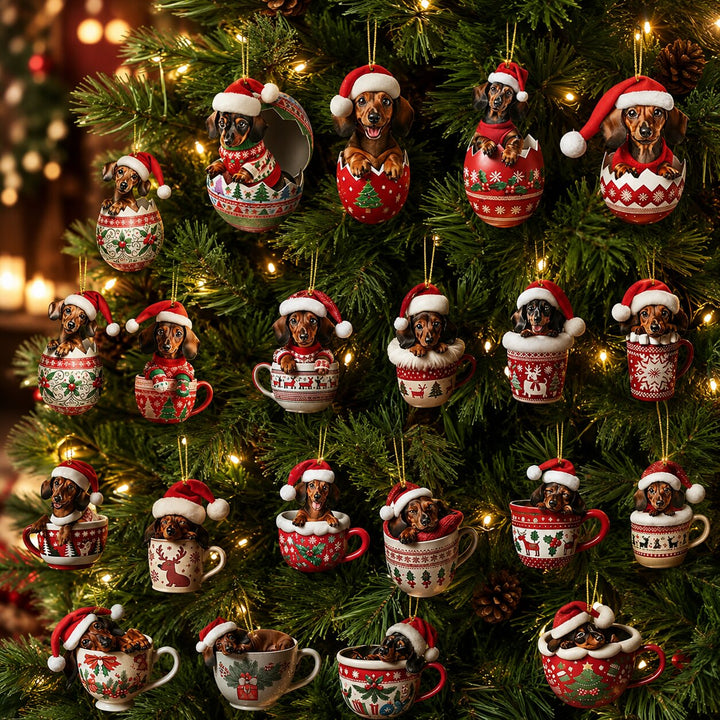 Karácsonyfára akasztott tacskódíszek sokasága, télapósapkás kutyák ünnepi mintás tojásokban és bögrékben. 6