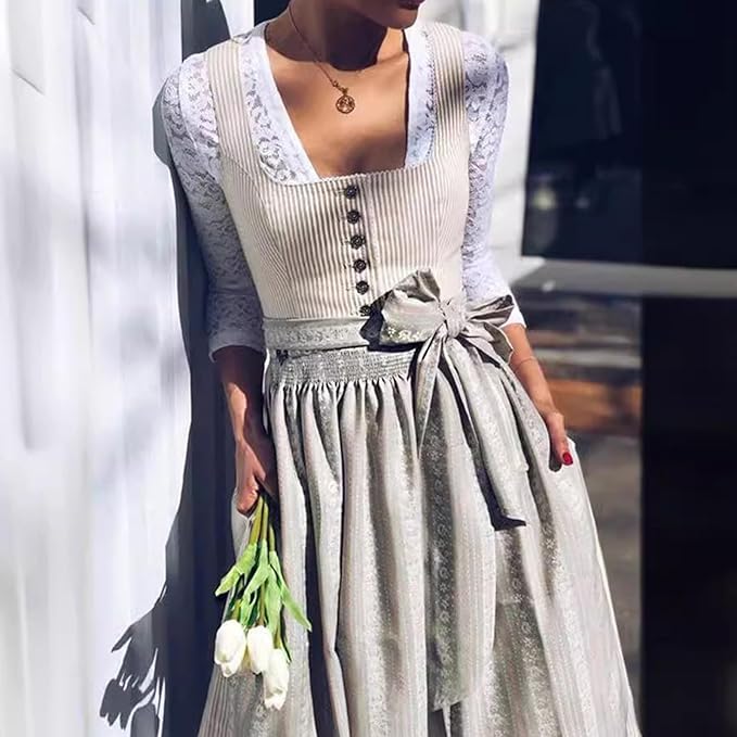 A női dirndl részlete fehér blúzzal és megkötött köténnyel.