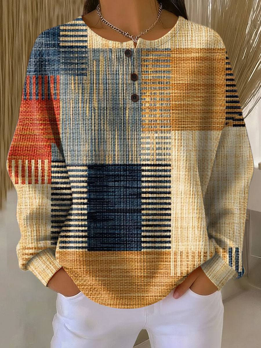 Háromgombos, gofriszerű kötésű pulóver modellen, kék, narancs és piros csíkos, patchwork hatású mintával. 3