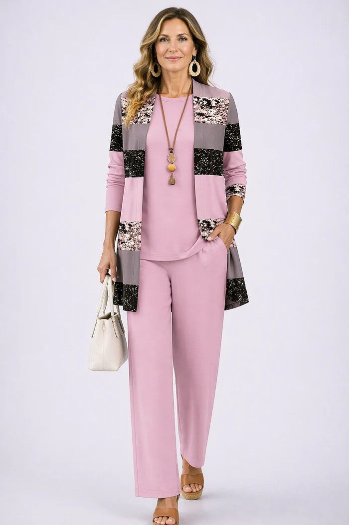 Modell rózsaszín szettben, a kardigánon széles szürke és flitteres csíkokkal, egyszínű felsővel és nadrággal. 12