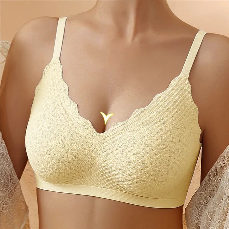 Halványsárga, hullámos szélű bralette modellen elölről, mintázott anyaggal és vékony vállpántokkal. 6