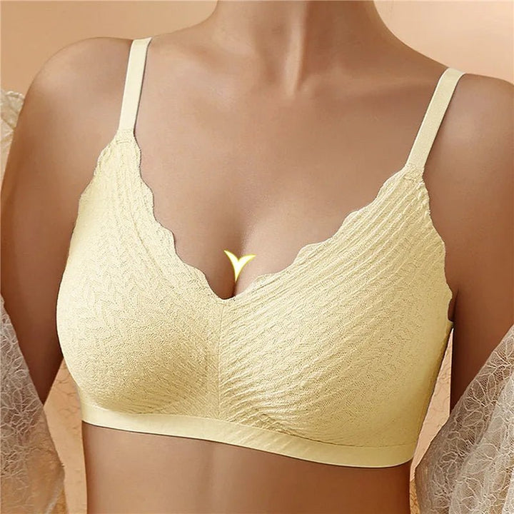 Halványsárga, hullámos szélű bralette modellen elölről, mintázott anyaggal és vékony vállpántokkal. 6