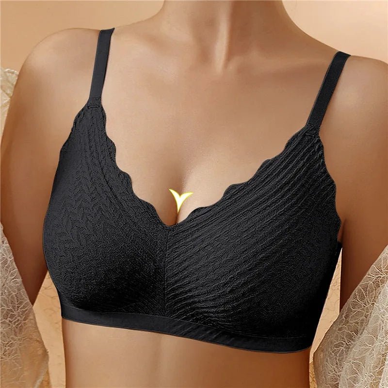 Fekete, hullámos szélű, mintázott bralette modellen viselve, elölről, vékony vállpántokkal és széles alsó szegéllyel. 1