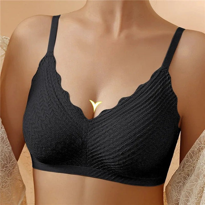 Fekete, hullámos szélű, mintázott bralette modellen viselve, elölről, vékony vállpántokkal és széles alsó szegéllyel. 1
