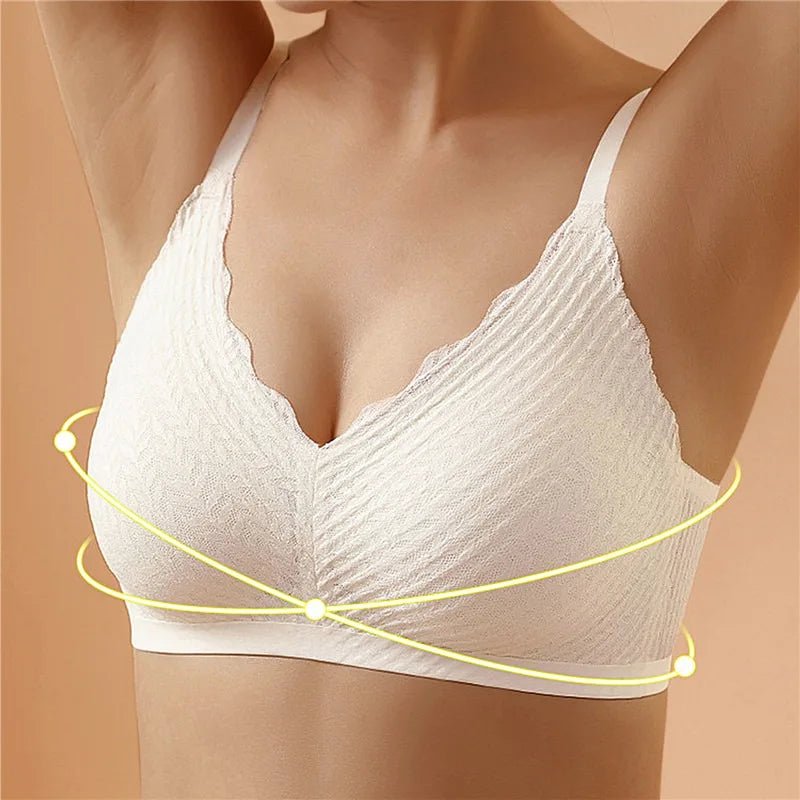 Fehér bralette modellen, felemelt karokkal, sárga körvonalak jelzik a mellrész körüli formát és a szabad mozgást.