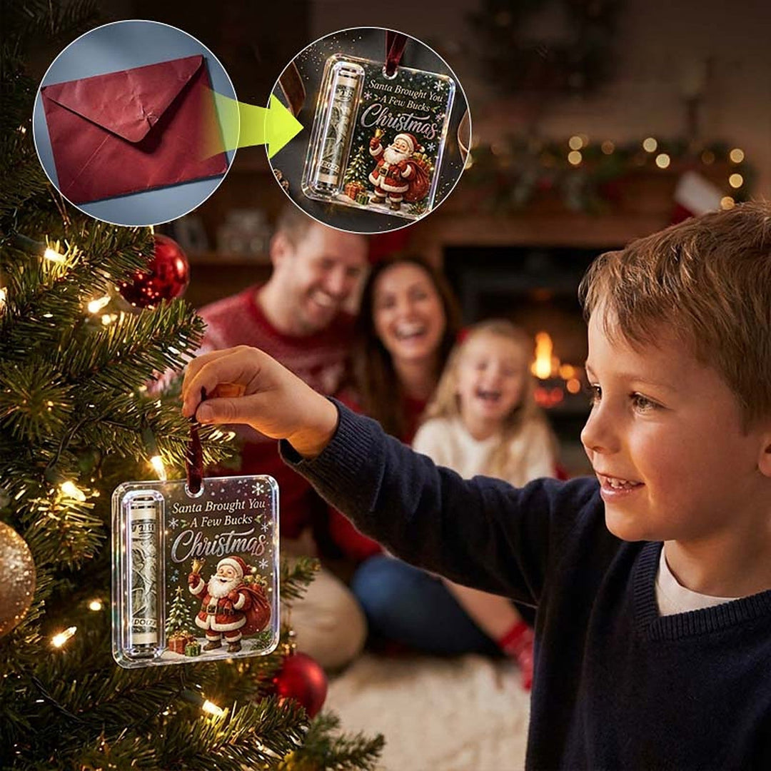 Fiú akasztja fel a díszt a fára, a bal felső sarokban nyíllal jelölt összehasonlítással.