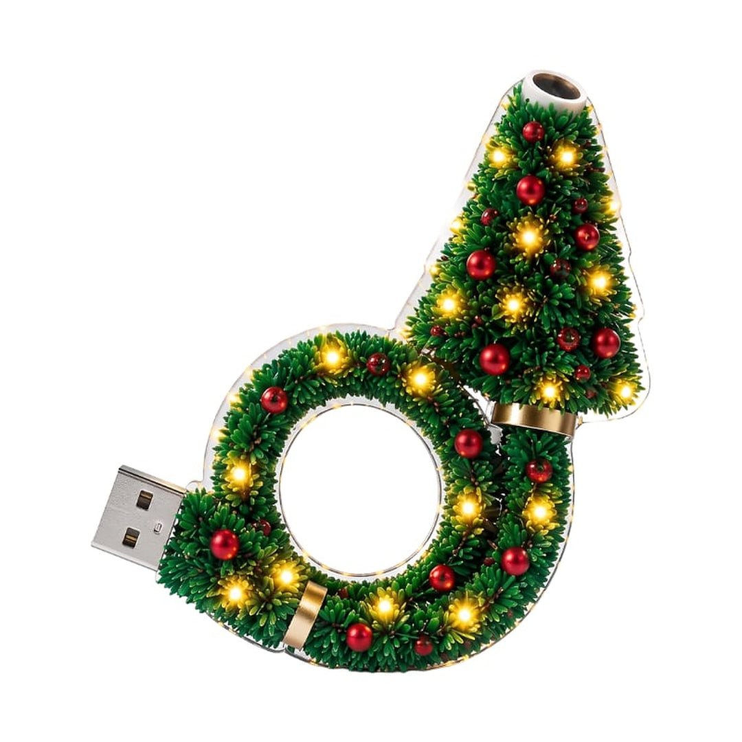 Fehér háttér előtt a karácsonyfa alakú lámpa, zöld tűleveles díszítéssel, piros gömbökkel, meleg fényű LED-ekkel és USB-csatlakozóval. 1
