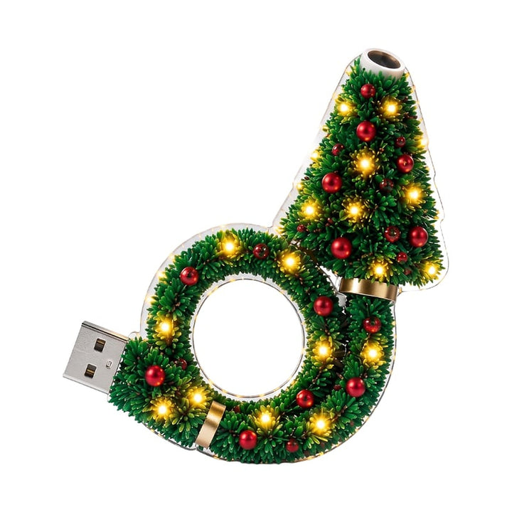 Fehér háttér előtt a karácsonyfa alakú lámpa, zöld tűleveles díszítéssel, piros gömbökkel, meleg fényű LED-ekkel és USB-csatlakozóval. 1