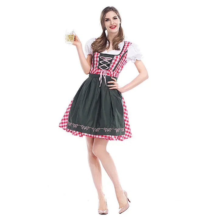 Piros-fehér kockás női dirndl ruha sötétzöld hímzett köténnyel, elölnézetben.