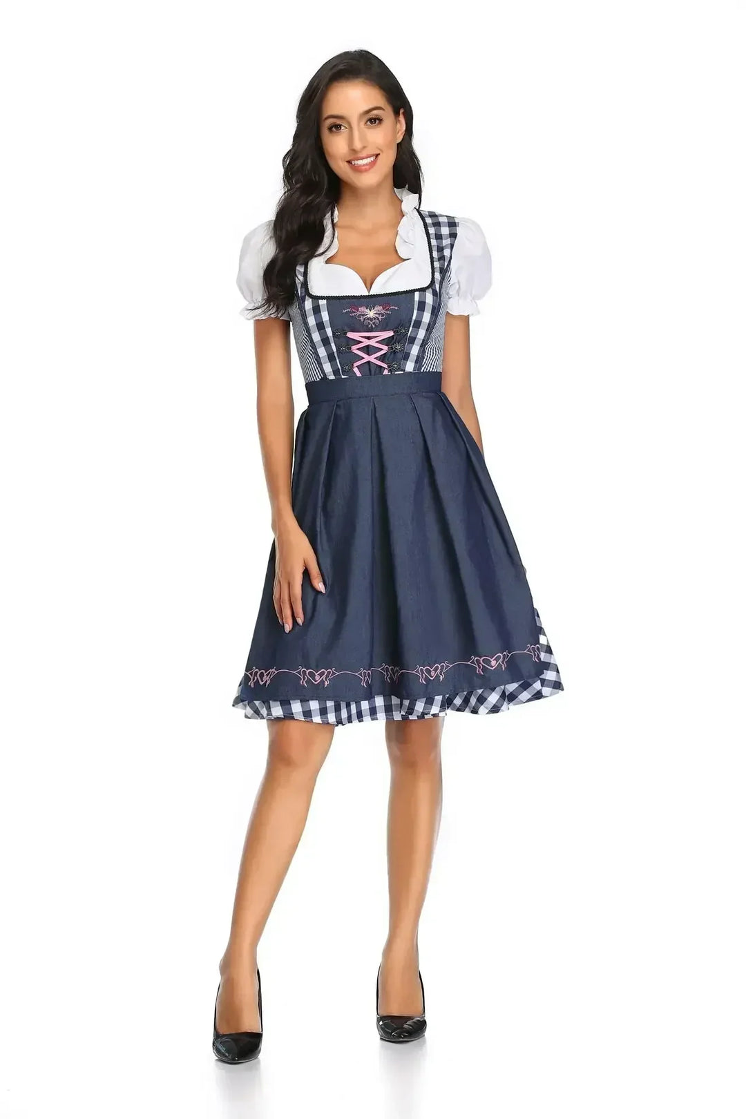 Sötétkék kötényes dirndl ruha kék-fehér kockás díszítéssel és rózsaszín fűzővel, elölnézetben.