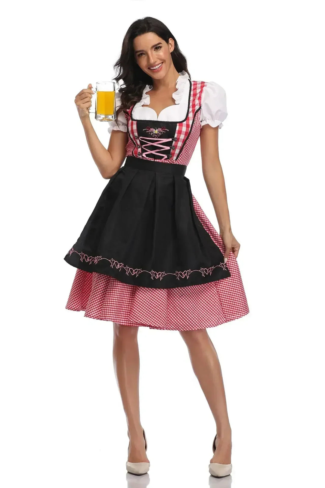 Piros kockás női dirndl fekete hímzett köténnyel és rózsaszín fűzővel.