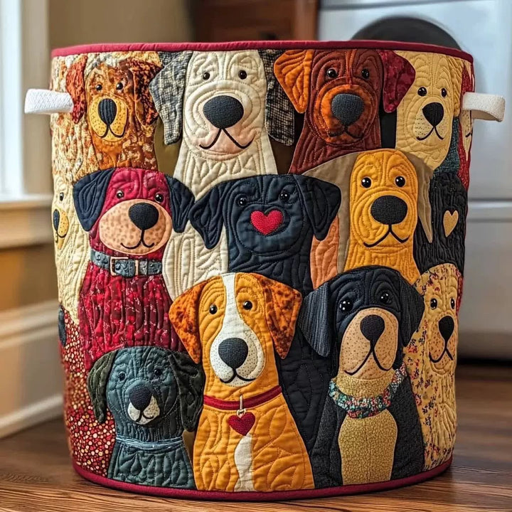 Henger alakú steppelt kosár, amelyen sok színes, patchwork technikával varrt kutyaarc látszik, két fehér fogantyúval, mosógép előtt. 1