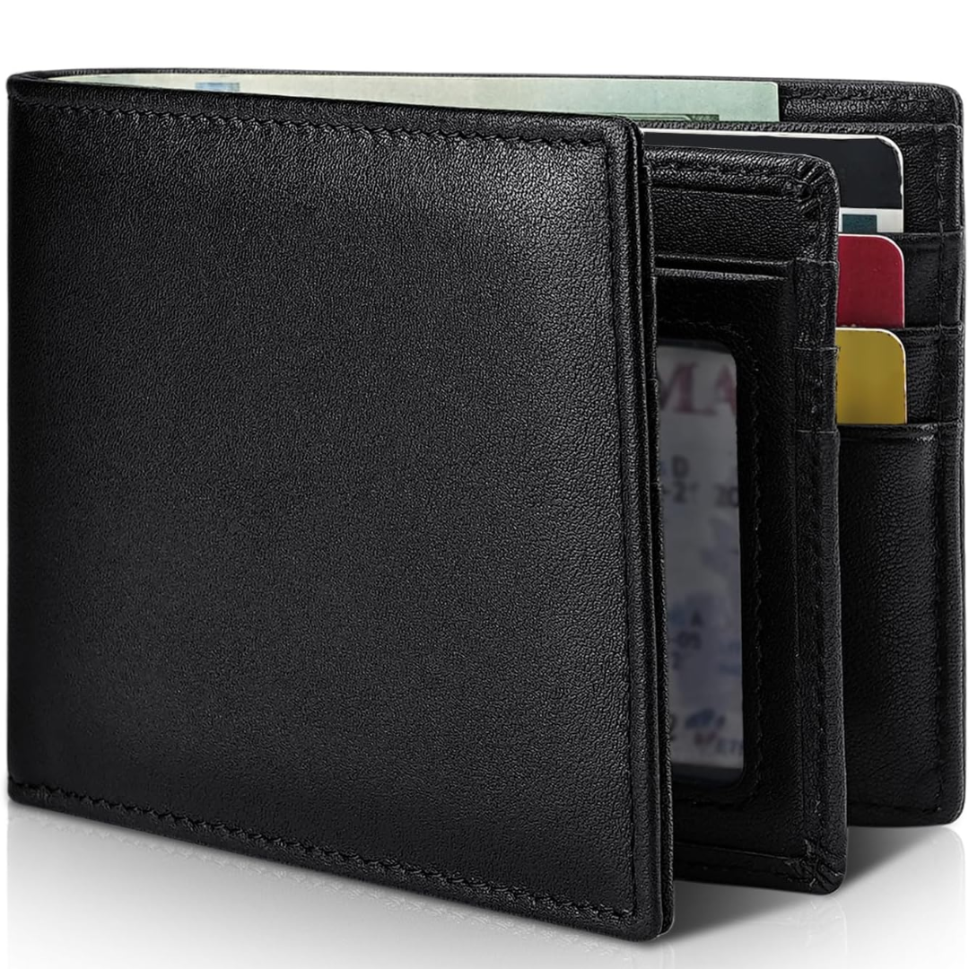 Fekete, finoman szemcsézett bőr pénztárca elölnézetből, nyitott rekeszekben különböző színű kártyák és bankjegyek látszanak.