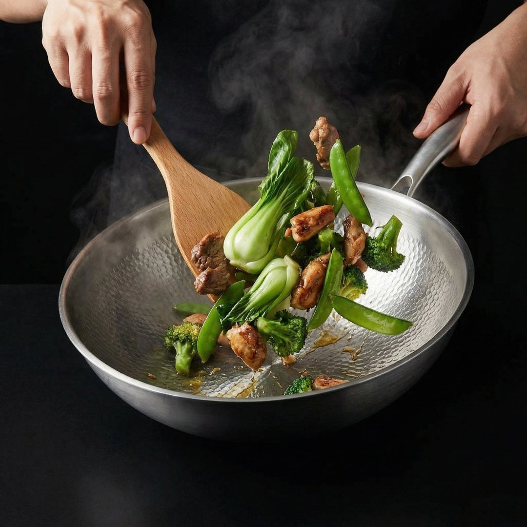 Kalapált titán lapos aljú wok serpenyőben pak choi, brokkoli, cukorborsó és húsdarabok keverése.