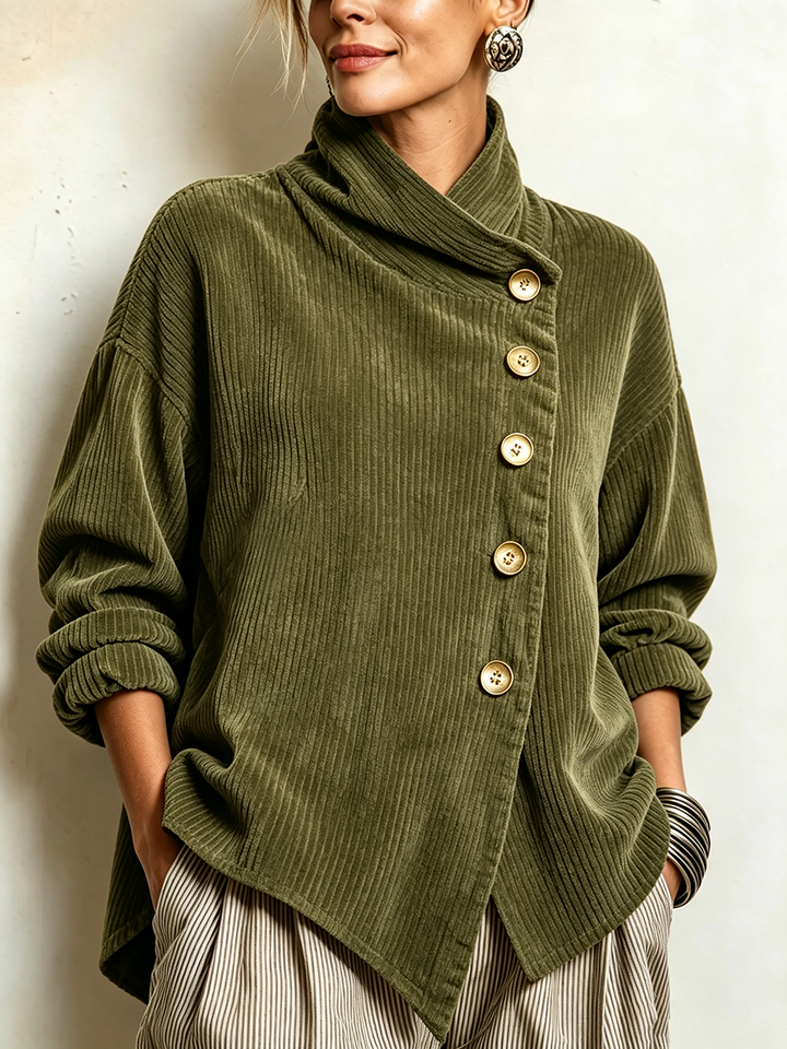 Olajzöld női kordbársony pulóver elölnézete díszgombokkal és kerek nyakkal.