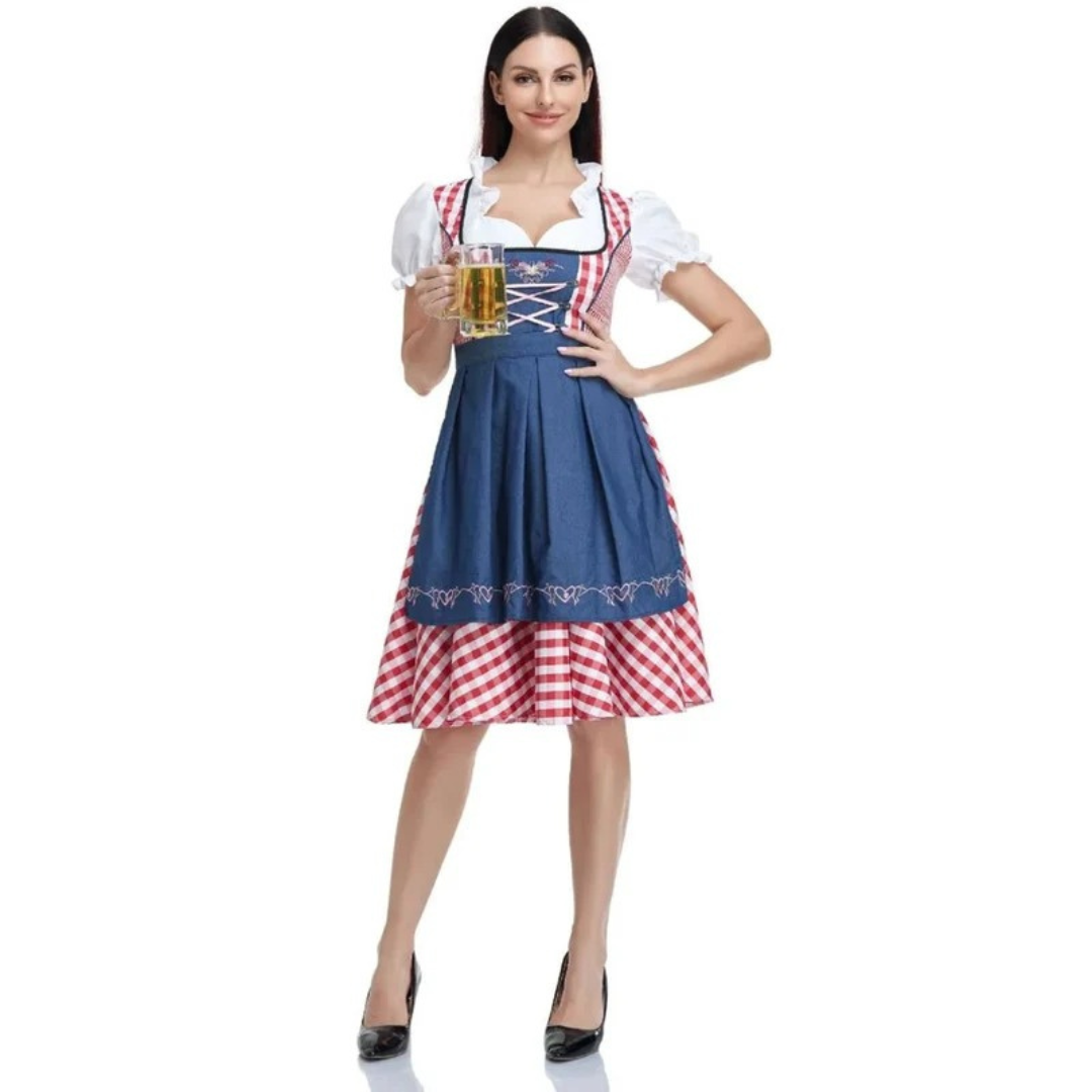 Piros-fehér kockás dirndl kék köténnyel, egész alakos elölnézetben.