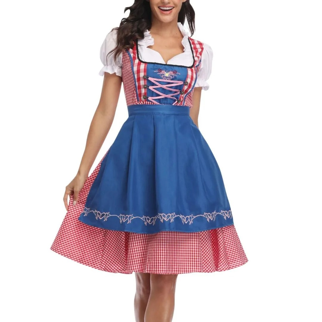 Piros kockás dirndl élénkkék köténnyel, fűzős felsőrésszel és hímzett szegéllyel, elölnézetben.