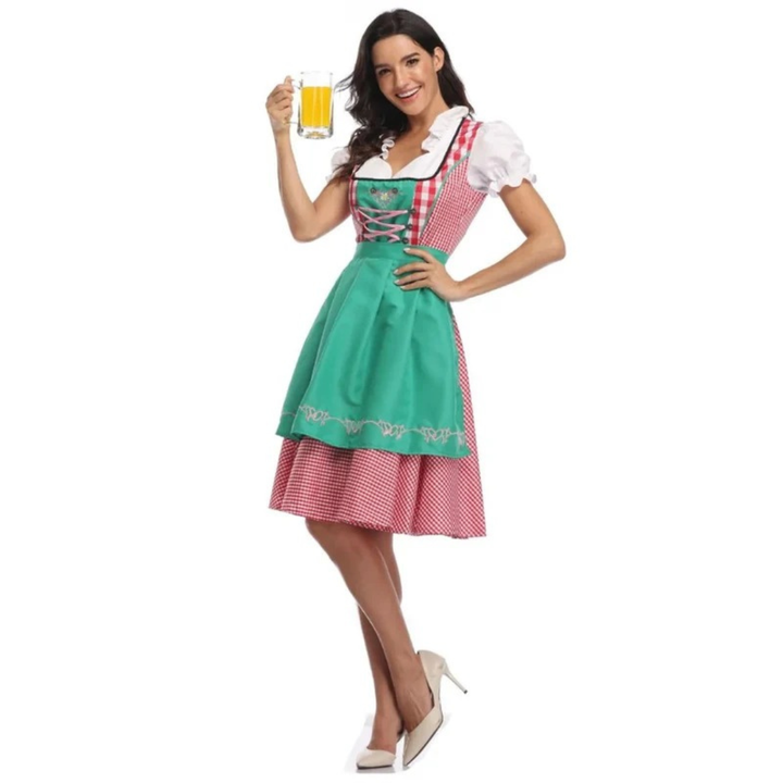 Piros kockás dirndl zöld köténnyel, egész alakos elölnézetben.