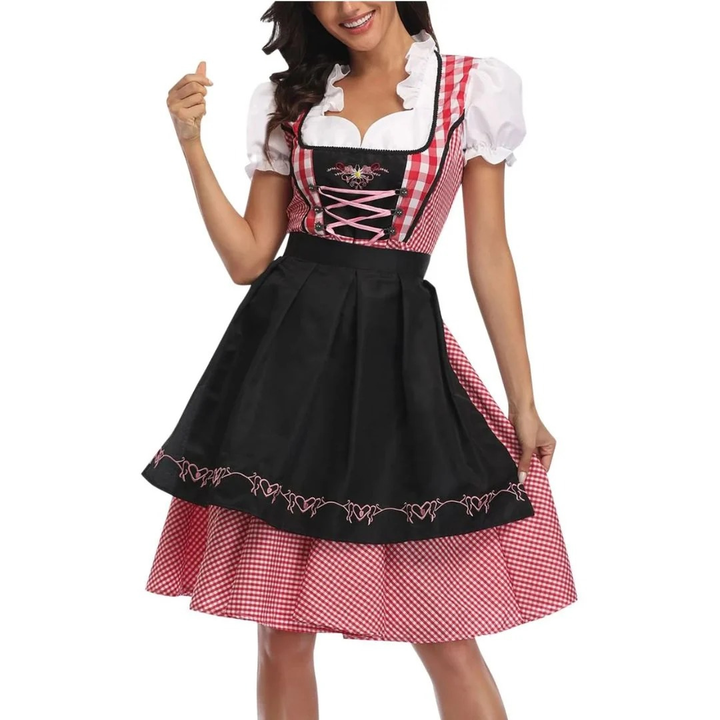 Piros-fehér kockás dirndl fekete köténnyel, elölnézetben, fehér puffos ujjú blúzzal.
