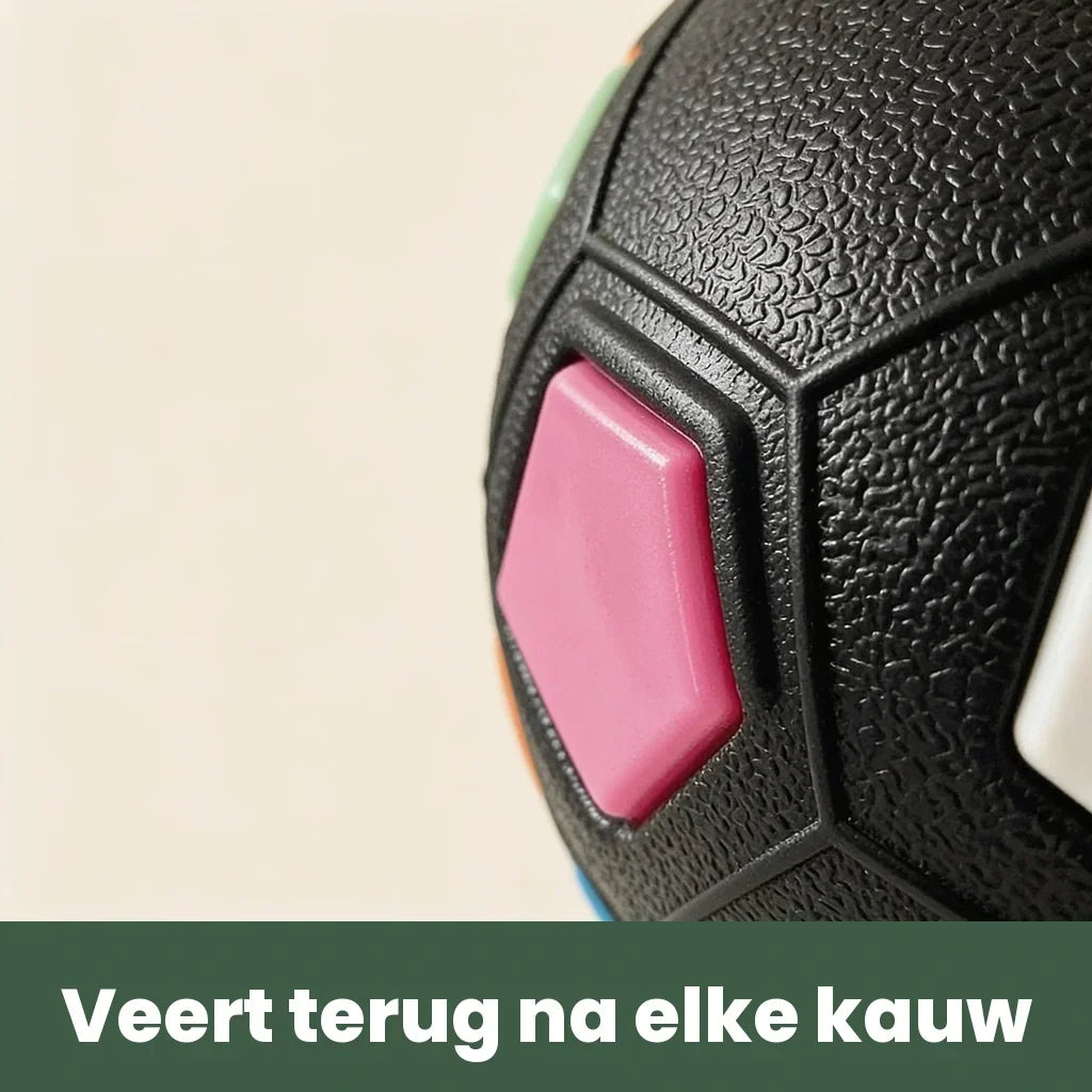 Közeli részlet a labda érdes felületéről és egy rózsaszín betétről, a rugalmas anyag szerkezetét mutatva.